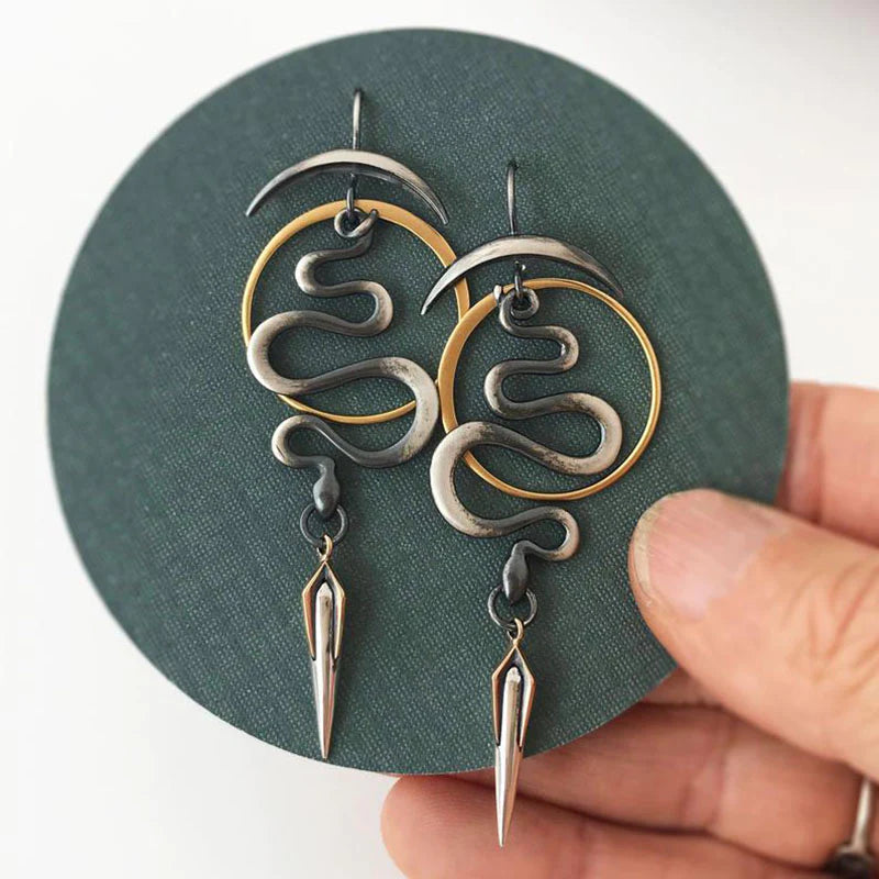 Unregelmäßige geometrische Spiralohrringe Serpentin