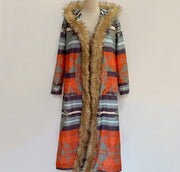 Eleganter Damen Pelzmantel mit luxuriösem Wolf Pelzkragen - Winter 2024