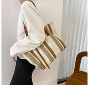 Moderne gestreifte Handtasche - geräumig und stylisch für den Alltag