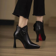 Arielah – Stiefel Mit Spitzer Zehenpartie Und Schnallenriemen