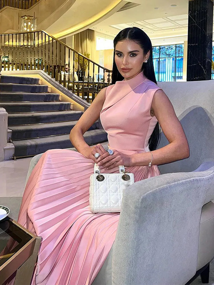 Plissiertes Maxikleid – Ärmelloses Kleid mit hohem Kragen & Faltenrock