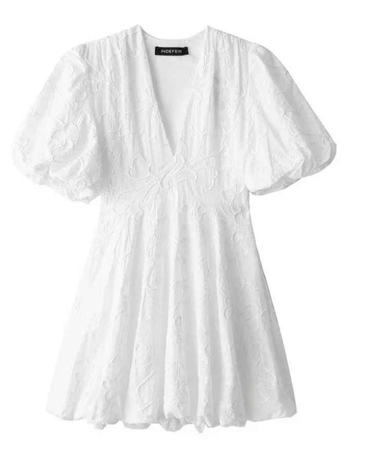Weiße Sommerkleid mit Stickerei & Rüschen