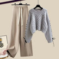 Grau Pullover / Khaki Hose