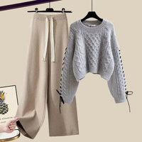 Grau Pullover / Khaki Hose