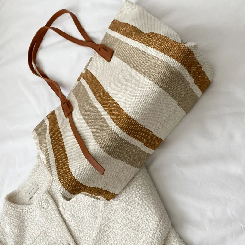 Moderne gestreifte Handtasche - geräumig und stylisch für den Alltag