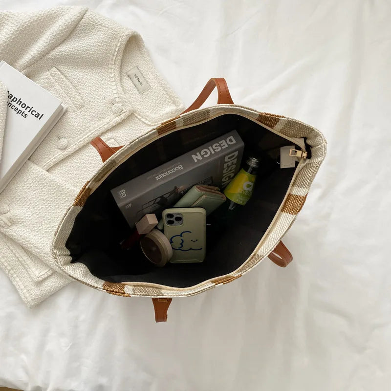 Moderne gestreifte Handtasche - geräumig und stylisch für den Alltag