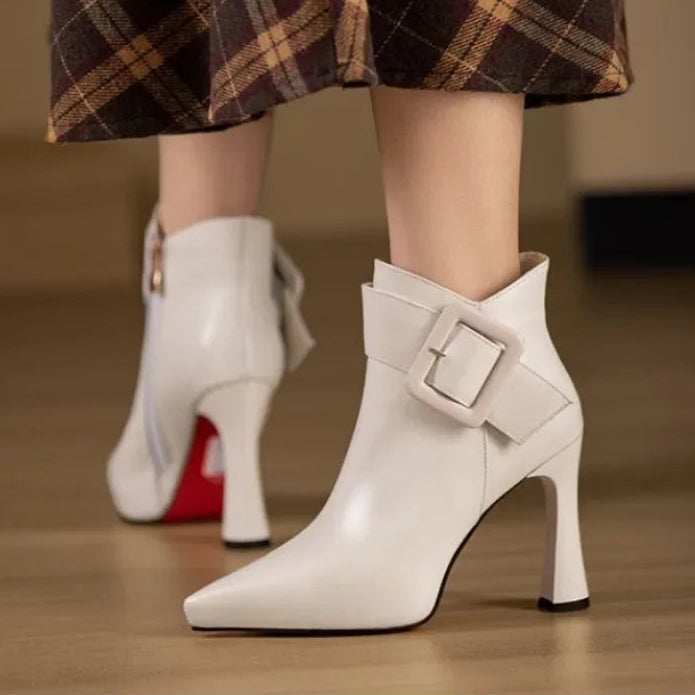 Arielah – Stiefel Mit Spitzer Zehenpartie Und Schnallenriemen