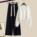 Weiß Pullover / Schwarz Hose