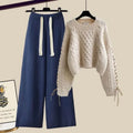 Khaki Pullover / Blau Hose