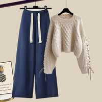 Khaki Pullover / Blau Hose