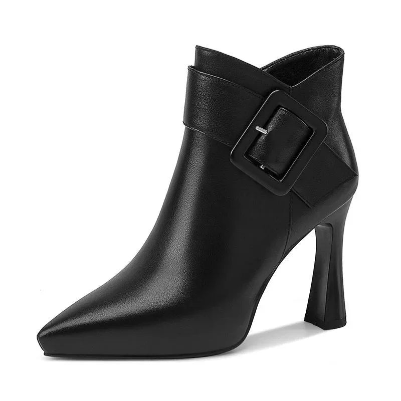 Arielah – Stiefel Mit Spitzer Zehenpartie Und Schnallenriemen