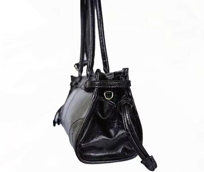 Luna Schultertasche mit Gürtel-Detail