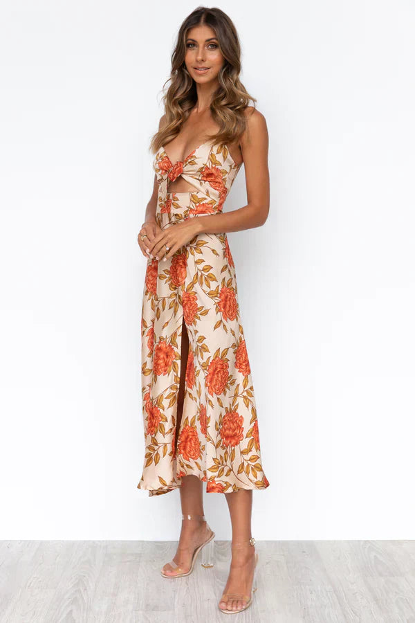 Satiniertes Midikleid – Sommerkleid mit Blumenmuster, Cut-Out & Spaghettiträgern