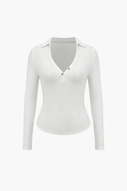Dominique | Figurbetontes Langarm-Poloshirt mit tiefem V-Ausschnitt und eleganten Knopfdetails