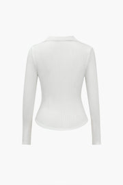 Dominique | Figurbetontes Langarm-Poloshirt mit tiefem V-Ausschnitt und eleganten Knopfdetails