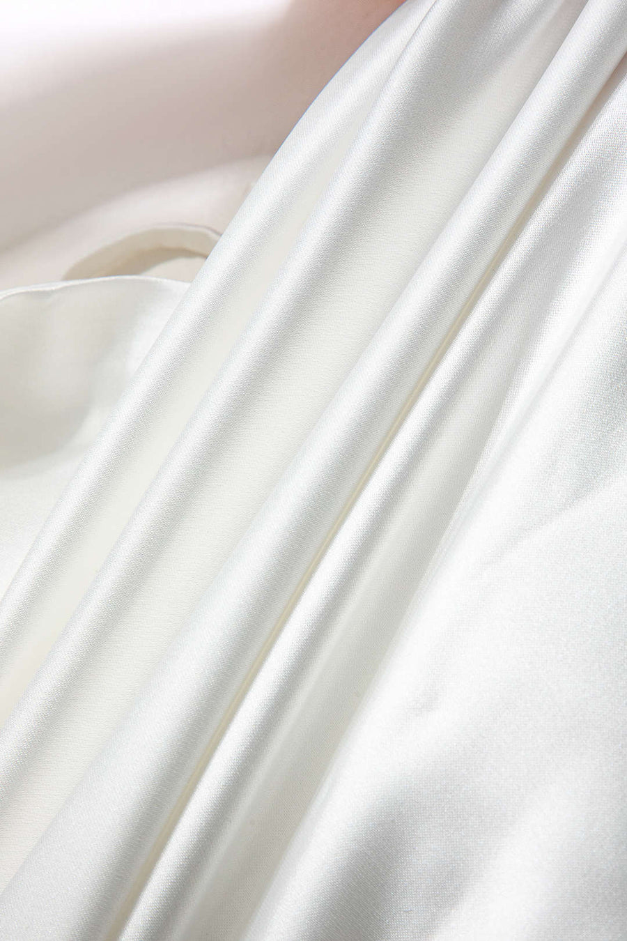 Elizabeth | Ein Stück Satin-Top mit verstellbaren Schnürträgern & Knotendetail