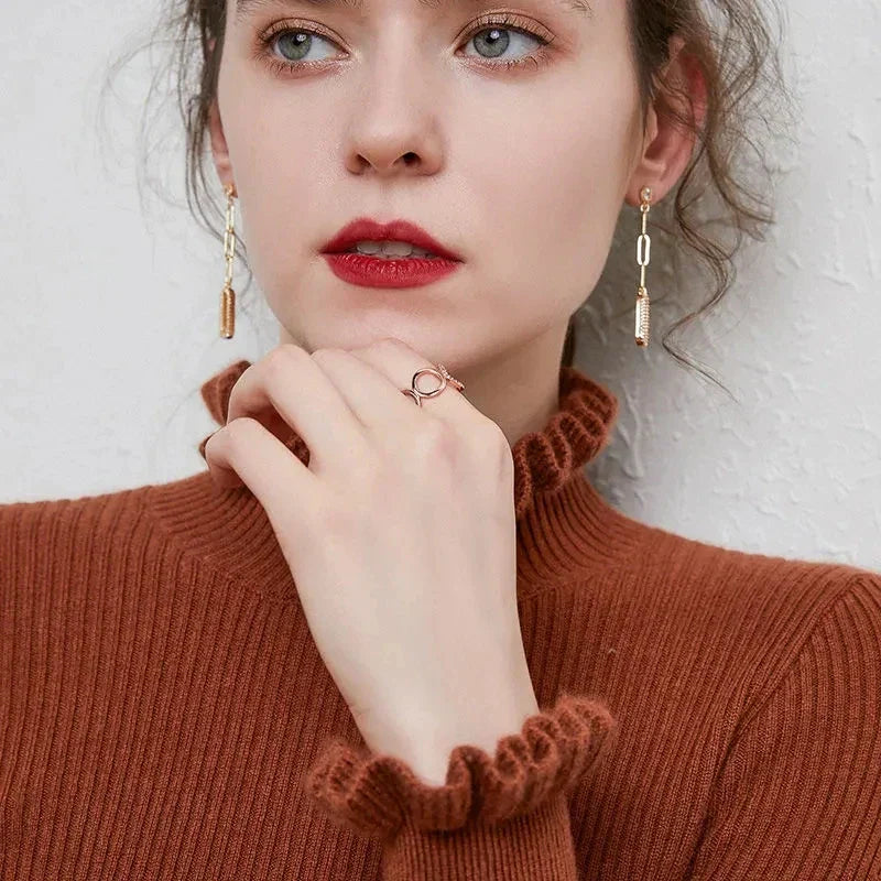 Lilia  - Gerippter Rollkragenpullover mit Rüschenkragen