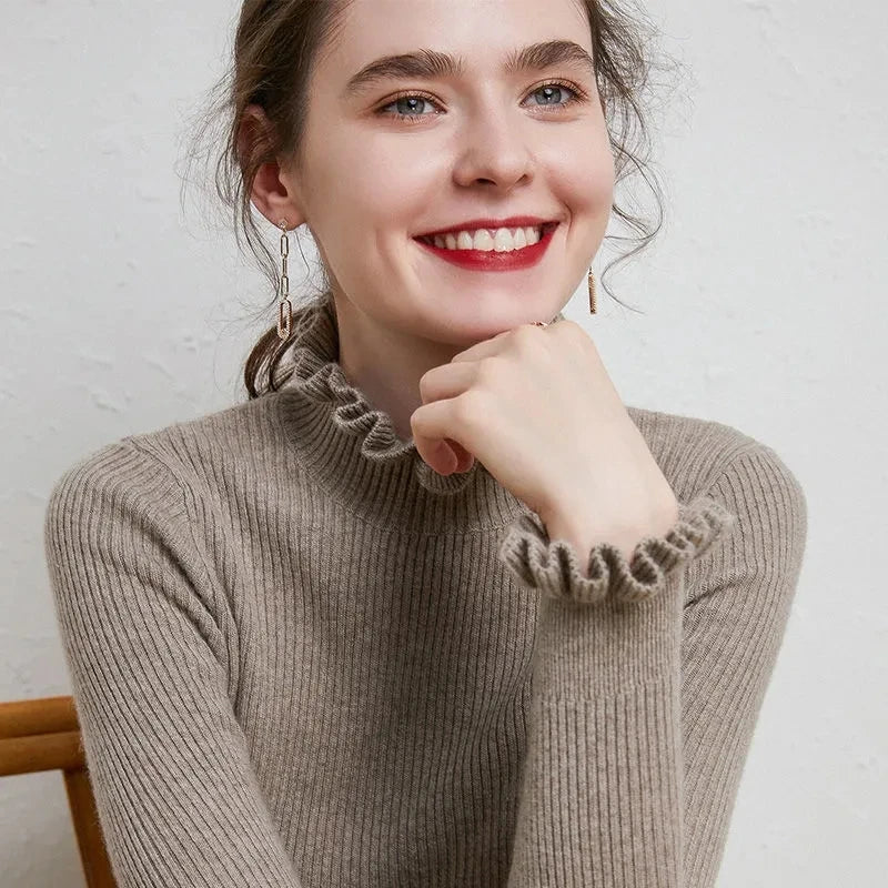 Lilia  - Gerippter Rollkragenpullover mit Rüschenkragen
