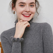 Lilia  - Gerippter Rollkragenpullover mit Rüschenkragen