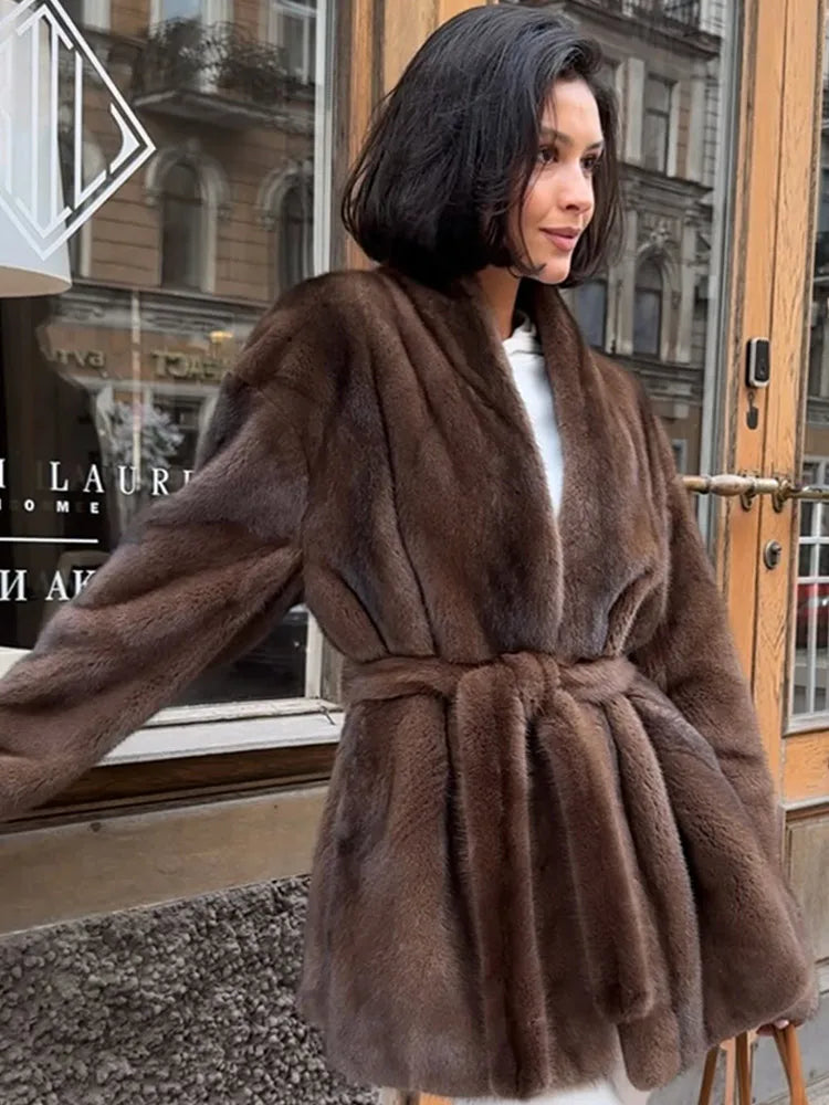 Hazel Taillierte Kunstfelljacke mit Gürtel