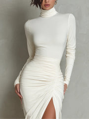 Yovara – Plissiertes Midikleid mit hohem Kragen und langen Ärmeln