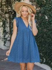 Sommerkleid mit Lochstickerei und V-Ausschnitt – Lockerer Schnitt