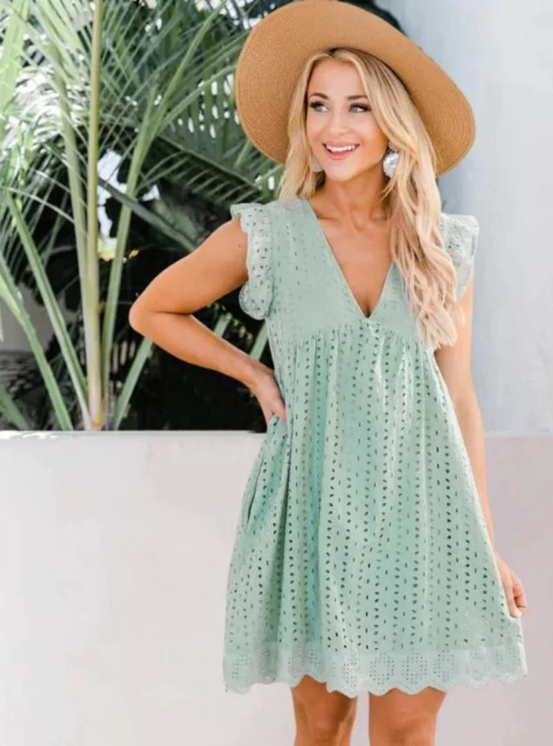 Sommerkleid mit Lochstickerei und V-Ausschnitt – Lockerer Schnitt