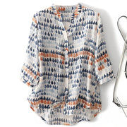 Fawna – Lässige Bluse Mit V-Ausschnitt Und Bedrucktem Chiffon