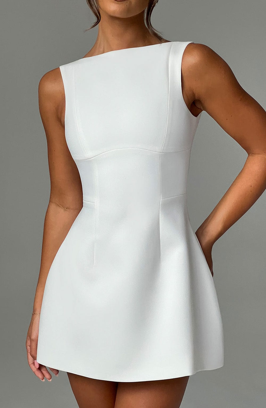 Celina – Weißes Minikleid mit Bubble-Rock & Rückenausschnitt | Elegantes Kleid