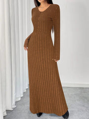 Alma – Geripptes Strick-Maxikleid mit langen Ärmeln und V-Ausschnitt