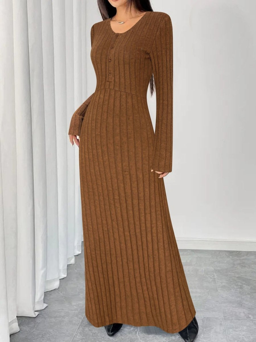 Alma – Geripptes Strick-Maxikleid mit langen Ärmeln und V-Ausschnitt