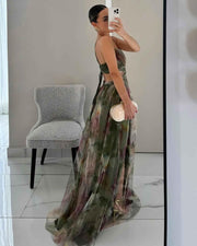 Amara – Elegantes Maxikleid aus floraler Chiffon, mit feinen Spaghettiträgern und raffiniertem Cut-Out