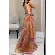 Amara – Elegantes Maxikleid aus floraler Chiffon, mit feinen Spaghettiträgern und raffiniertem Cut-Out