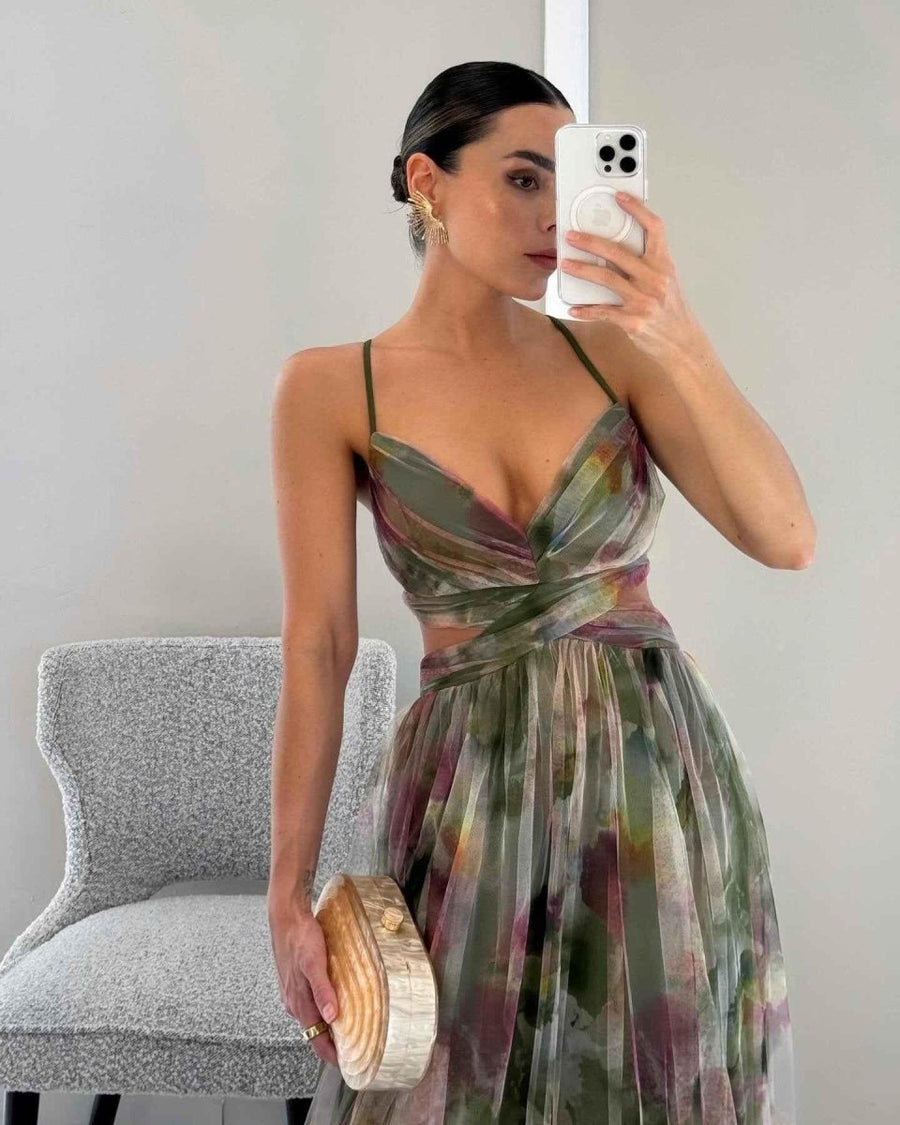 Amara – Elegantes Maxikleid aus floraler Chiffon, mit feinen Spaghettiträgern und raffiniertem Cut-Out