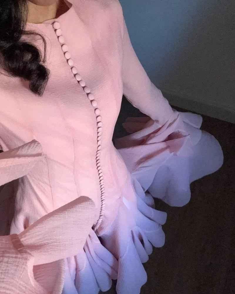 amina – voluminöses midikleid mit asymmetrischen volants und stoffbezogenen knöpfen