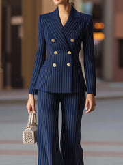 Damen-Anzugset in Marineblau mit Nadelstreifen und Zweireiher