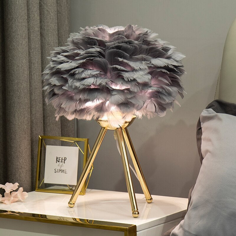Designer Tischlampe mit Federschirm – Goldenes Stativ & Weiches Stimmungslicht