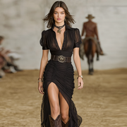 Maxikleid für Damen aus Chiffon mit Falten, kurzen Ärmeln und Gürtel