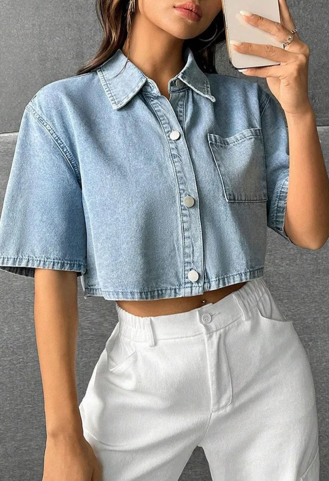 Lässiges kurzes Jeanshemd für Damen mit Fronttasche - Emilia