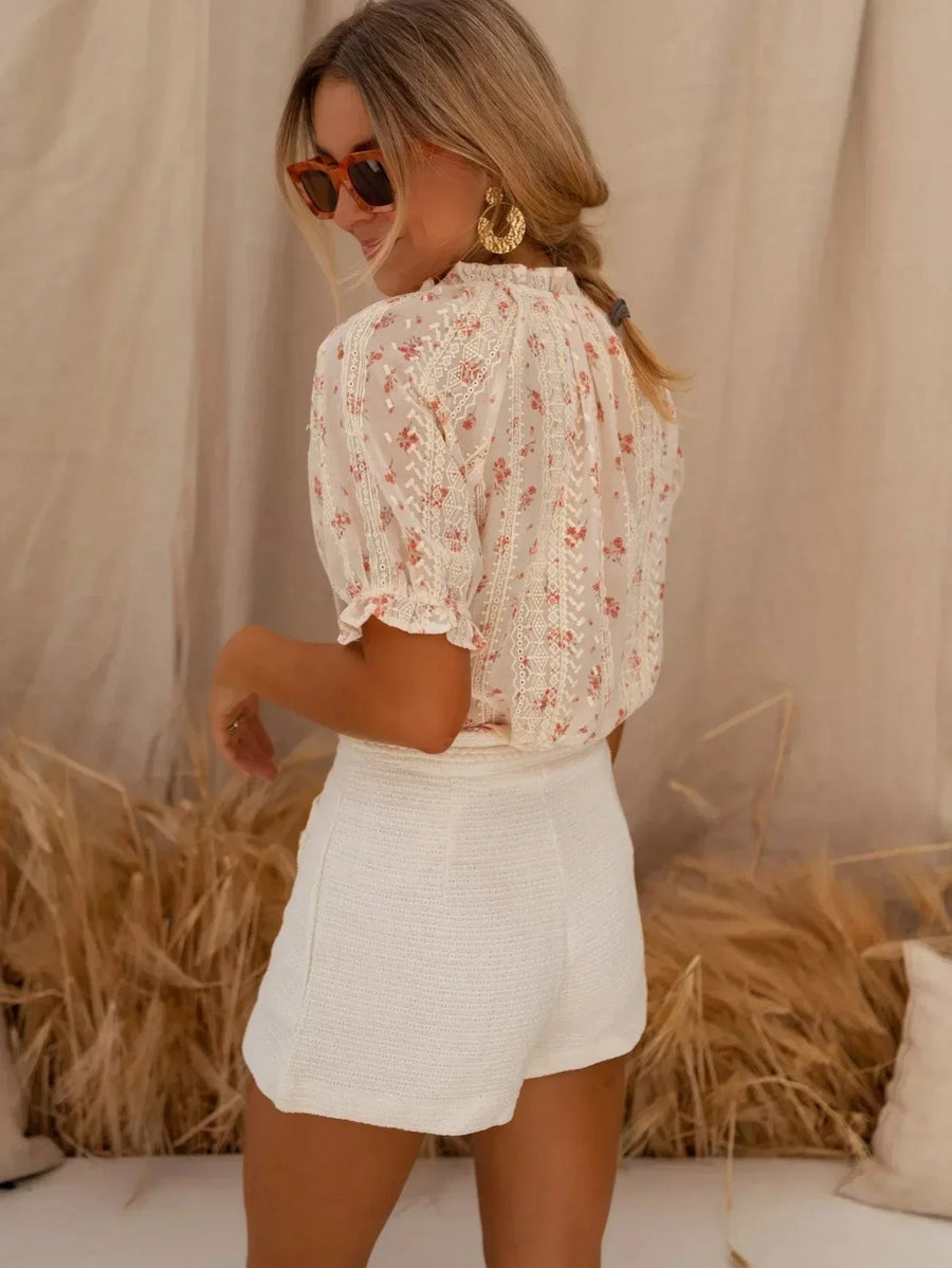 Yvonne – Stilvolle Blusen Mit Blumenprint
