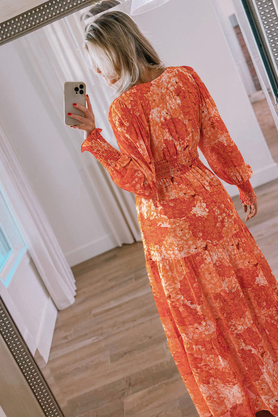 Schönes Blumenmaxikleid für fröhliche Tage