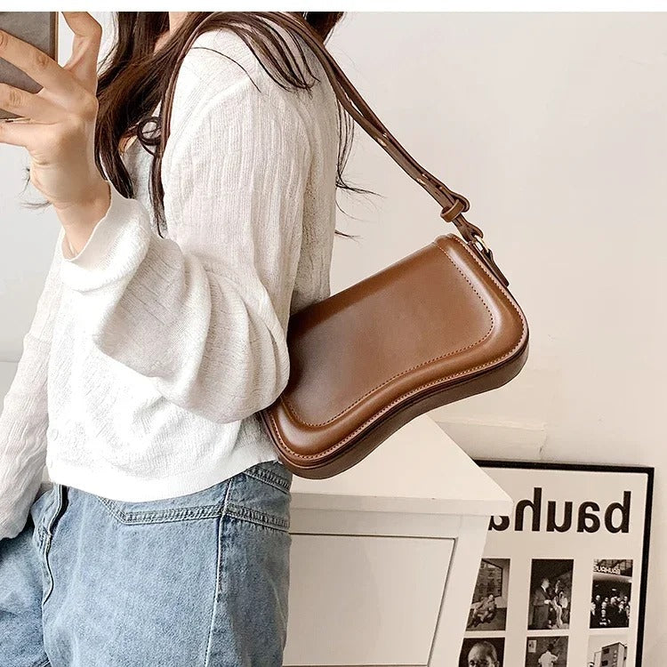 Cadence Handtasche aus veganem Leder mit gewellter Klappe