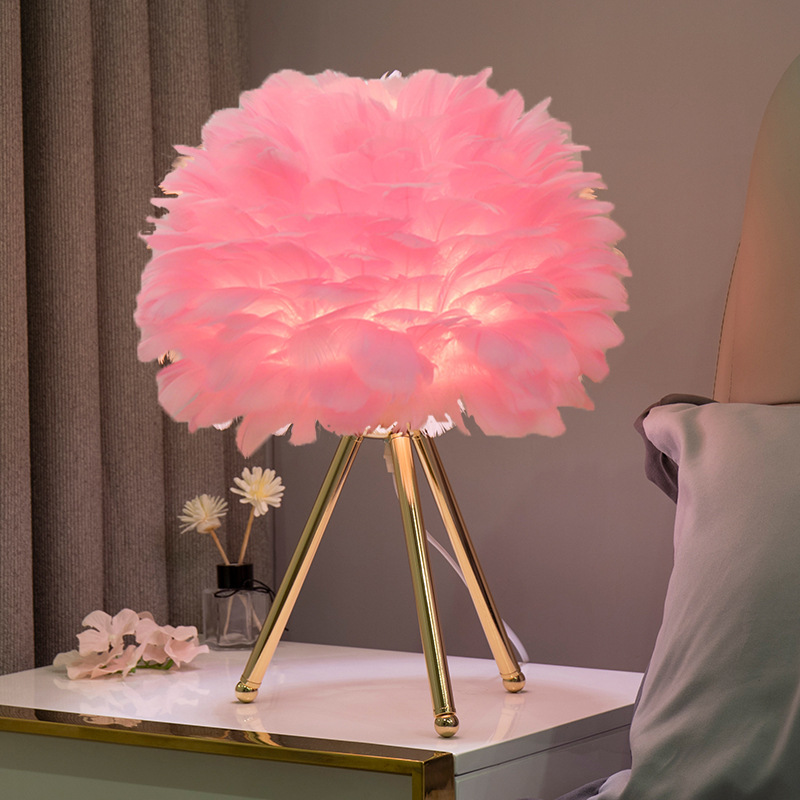 Designer Tischlampe mit Federschirm – Goldenes Stativ & Weiches Stimmungslicht