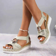 Calista – Keilsandalen mit Flechtdetail und Zierschnalle
