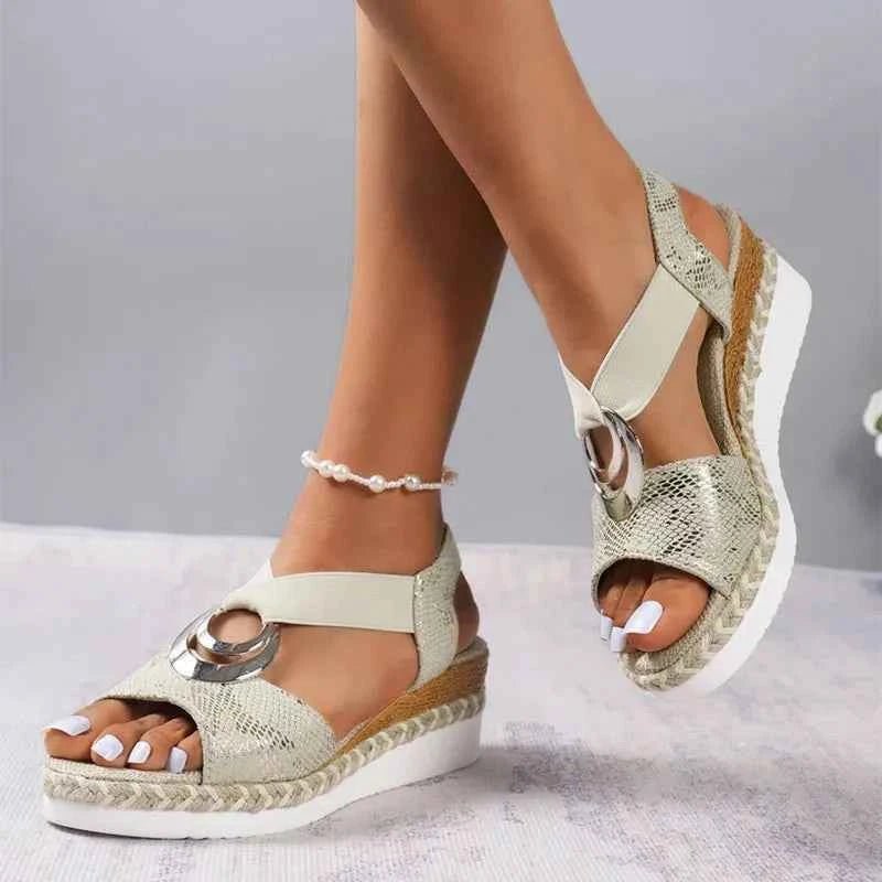Calista – Keilsandalen mit Flechtdetail und Zierschnalle