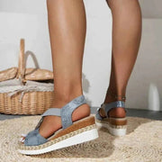 Calista – Keilsandalen mit Flechtdetail und Zierschnalle