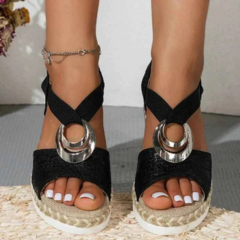 Calista – Keilsandalen mit Flechtdetail und Zierschnalle