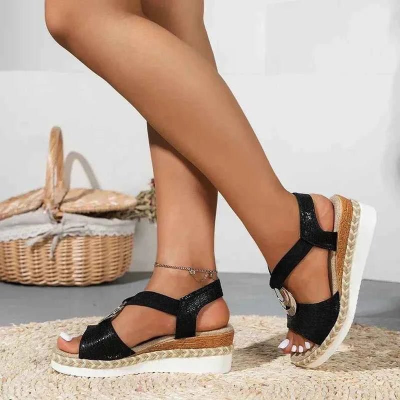Calista – Keilsandalen mit Flechtdetail und Zierschnalle