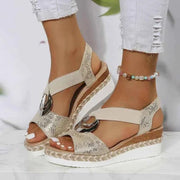 Calista – Keilsandalen mit Flechtdetail und Zierschnalle
