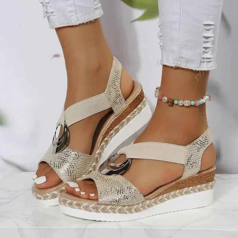 Calista – Keilsandalen mit Flechtdetail und Zierschnalle